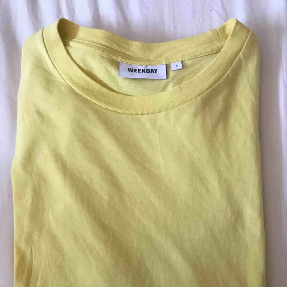 En basic t-shirt ifrån Weekday i färgen ljusgul💛💛, Fåtal gånger jag har använt den. Frakt tillkommer💌. T-shirts.
