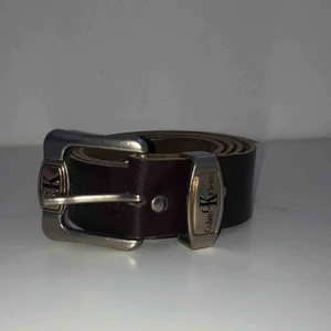  - Sjukt snyggt och unikt Bälte från Calvin Klein. Bältet är Vintsge och gjort av läder