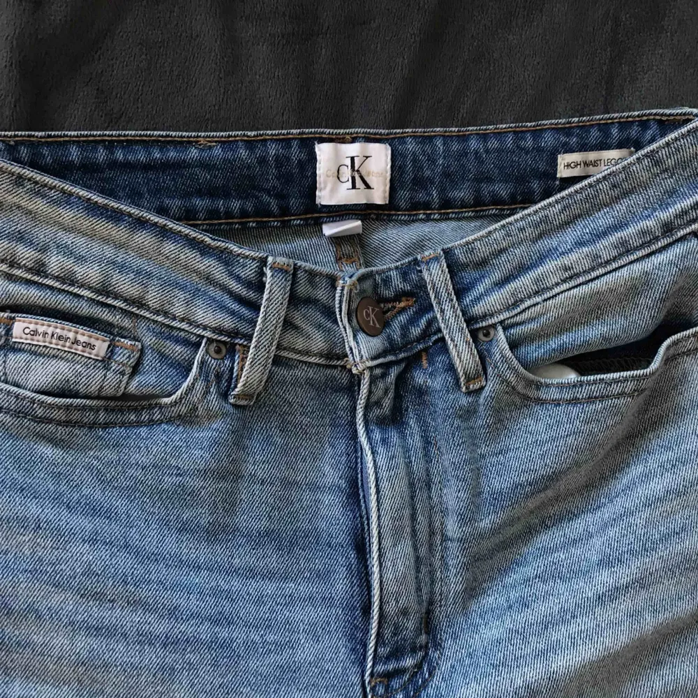 Högmidjade med snyggaste passformen. Jeans från Calvin Klein. Passar en 25/26 (S). Använda 1 gång, köpta för 1200. Jeans & Byxor.