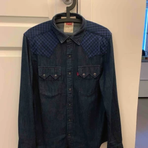 skjorta - Herr skjorta i storlek M, köpte från Levis, kan mötas upp i Odenplan Stockholm, kan skicka via post, 