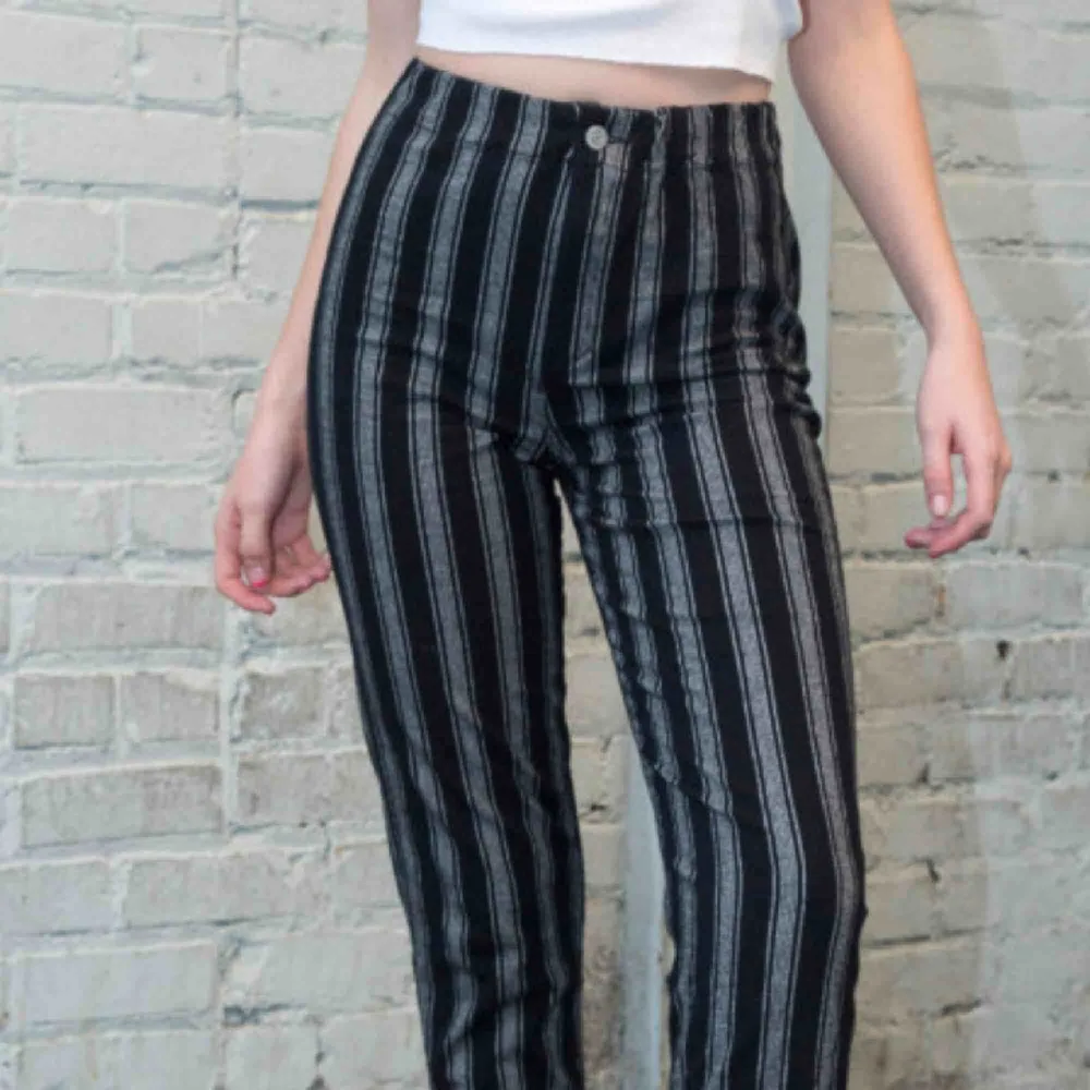 Jättesnygga och sköna byxor från Brandy Melville. Modellen heter Tilden Pants.. Jeans & Byxor.