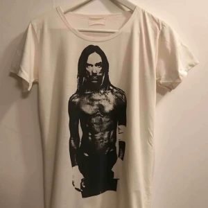  - Iggy Pop tee, lite som en oversize modell, men den är mer lång och smal i modellen. Denna är använd och i mjukt tyg.  11:- plus frakt 9:- = 20:- totalt. 