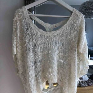  - Topp från Nelly. Längre baktill. Öppen o fin i ryggen! Ser väldigt ”sliten” ut men det har den gjort sen jag köpt den så tror materialet ska vara så ☺️