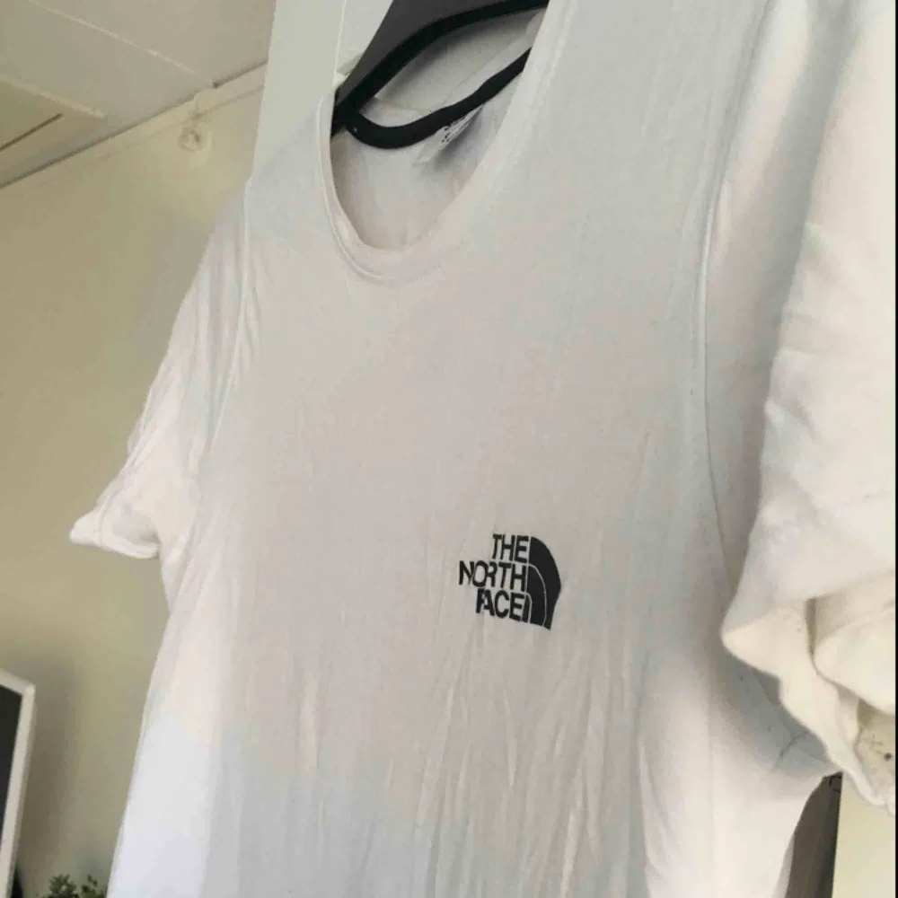 En vit tshirt från ”the north face” med svart märke. Bra skick! Storlek S!. T-shirts.