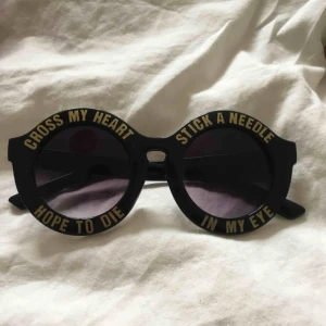  - Solglasögon i mycket fint skick. Använda någon gång. Finns i Malmö, skickar mot frakt :) 