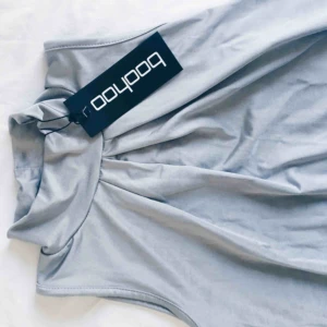  - Silvrigt långt linne från boohoo. Helt oanvänd med lappen kvar. Hög i halsen och perfekt för tillfällen då man vill vara lite uppklädd