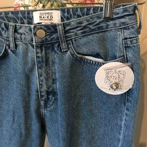 Säljer ett par fina jeans från NA-KD som är helt nya med lappar kvar! Strl 34, hör av er för mer infp. Frakt tillkommer