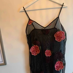  - Genomskinlig ”överklänning” från forever 21, supersnygg över tex linne eller under klänning eller bara vanlig T-shirt och jeans. Men slitsar på sidorna. 