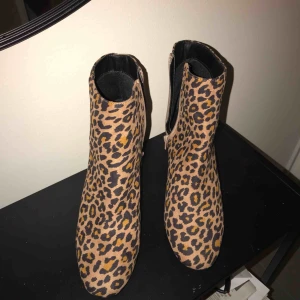  - Helt oanvända skor från Nelly. Säljes pga att dom inte används. Kan mötas upp i Stockholm, kan även skicka via post men då står köparen för frakt.