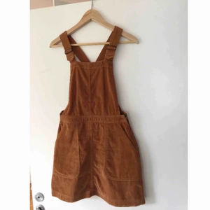  - Superfin manchesterklänning som tyvärr är för liten för mig. Köpt på urban outfitters och i gott skick. Frakt tillkommer.