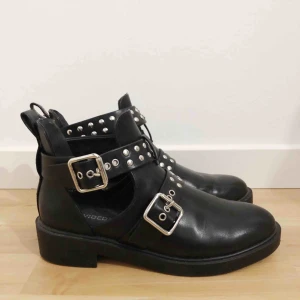  - Kängor med knäppen och öppna sidor. Använda 1 gång. 