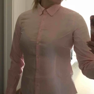  - Två stycken New House skjortor ljusrosa/ljusblå  strl 36  Sparsamt använda   500 för båda eller 300kr/st  Kan mötas upp i Stockholm 