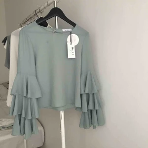  - Oanvänd, lappen sitter kvar. Storlek S. 