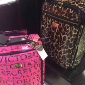  - SÖKER märke kabinväska (Victoria secret, Michael kors)