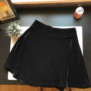  - Sammetskjol köpt på second hand! Därav lite sliten i sömmarna men inget som är märkbart.  Köparen står för frakt🌹