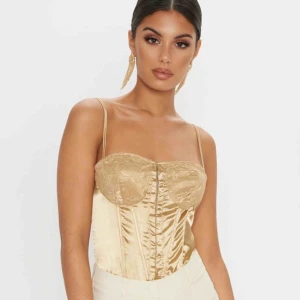  - Skitsnygg guldig body, tyvärr för stor för mig, perfekt festplagg i sommar