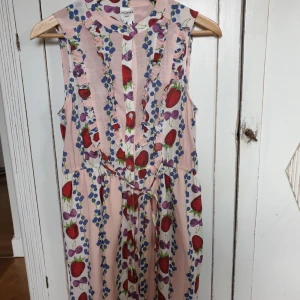  - Jättesöt sommar klänning av märket Monki, stl small. Hel och ren.
