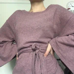  - Tröja men knytning runt midjan i jättemjukt material. Frakt ingår 