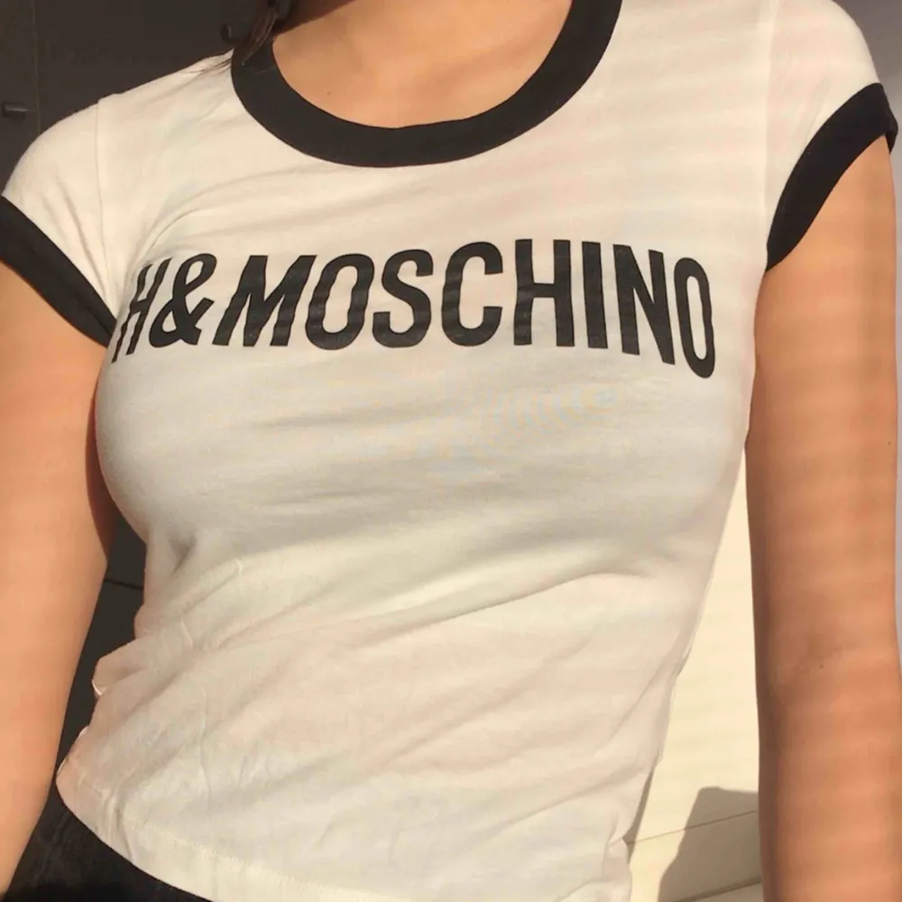 Helt ny tröja från h&m x Moschino, endast testad för bilden. Säljer pga felköp. T-shirts.
