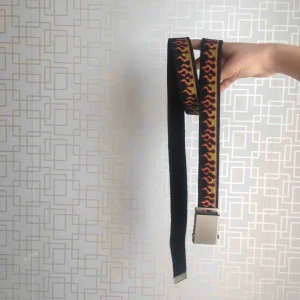  - Coolt bälte med flammor! Inte av den bästa kvaliten men fungerar självklart, köpt på marknad för 100kr. Använd runt fem gånger❤️ frakt tillkommer på 33kr, är 110cm lång, 3cm bred