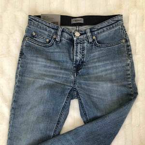 Jättefina Filippa K jeans med lappar kvar med supertrendig vintage tvätt.  Nypris 1200kr. Fel storlek för mig så de har aldrig används. Enligt mig är dom lite små i storleken så skulle rekommendera dem för en XS.  Normala i midjan och 