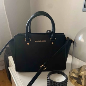  - Michael kors Selma Storlek : medium Ordinariepris: 3000