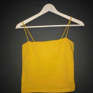 Ett gult skalet linne från GinaTricot, storlek M men passar även S (xs) 💛 bjuder på frakt 