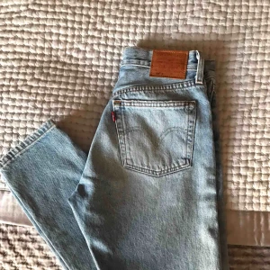  - Levis 501 skinny i storleken 26x30. Ljusa i tvätten och har inga hål. Endast provade och därför i nyskick. Kan mötas upp eller skickas. Köparen står för eventuell frakt. 