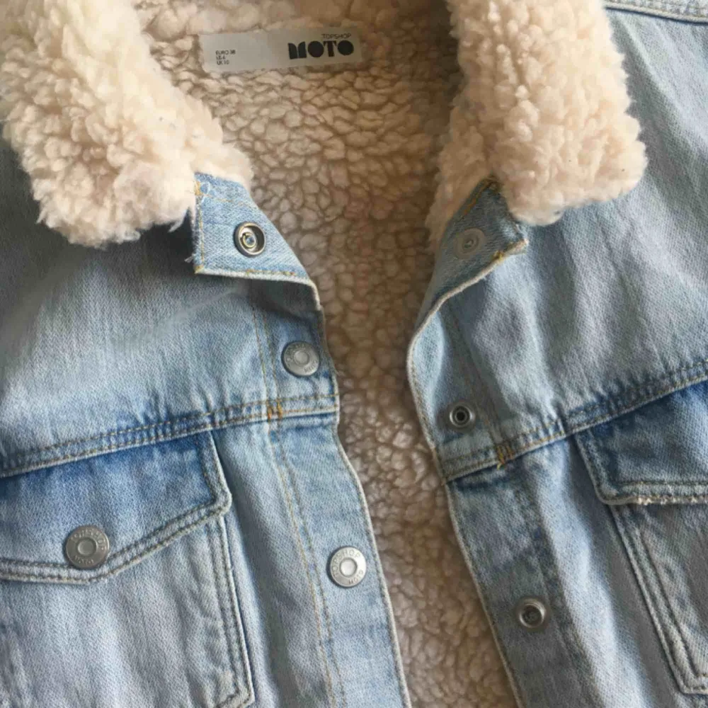 Super snygg och varm jeans jacka! Köpt från Topshop i Dubai 🤩 Knappt använd. Jackor.