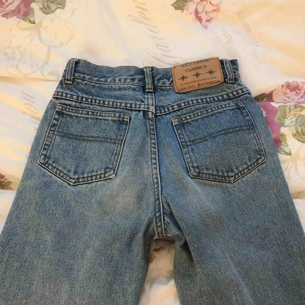 Ett par jättefina vintage jeans som är köpta här på plick. Dom passade inte mig och väljer därför att sälja vidare dom. Det är bara att höra av er till mig med eventuella frågor, trevlig dag!❤️. Jeans & Byxor.