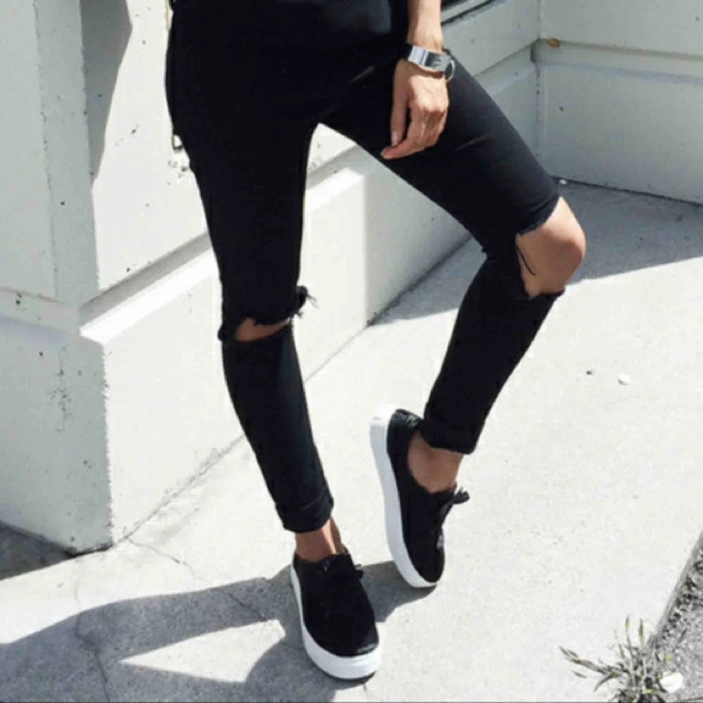 Svarta jeans med slitningar på knäna, super snygga! Storlek: xs och har stretch! De är lågmidjade. Jeans & Byxor.