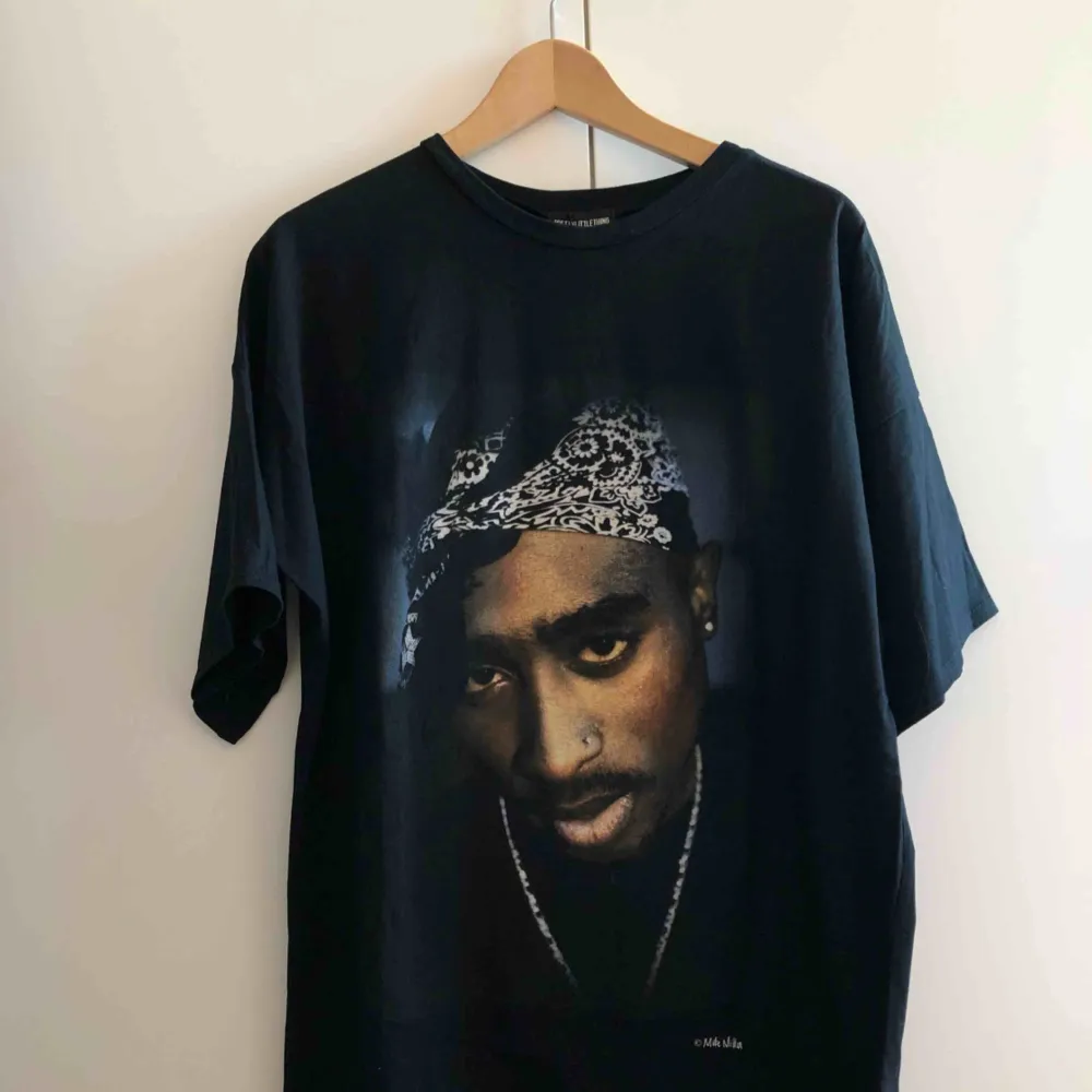 Tupac T-shirtklänning i storlek 8 Nyskick Nypris (slutsåld på Asos) ca 342kr  Obs. Frakt tillkommer om klänningen ska skickas. T-shirts.