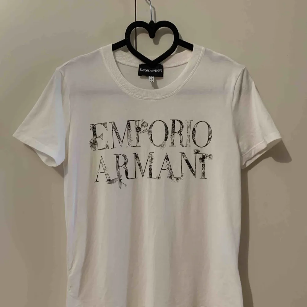 T-shirts från Emporio Armani, 100% äkta, storlek s, fin skick, ingen fläcka. Finns i Odenplan Stockholm. Kan skicka som vanlig brev eller post med spårbar. T-shirts.