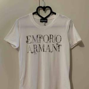 T-shirts från Emporio Armani, 100% äkta, storlek s, fin skick, ingen fläcka. Finns i Odenplan Stockholm. Kan skicka som vanlig brev eller post med spårbar