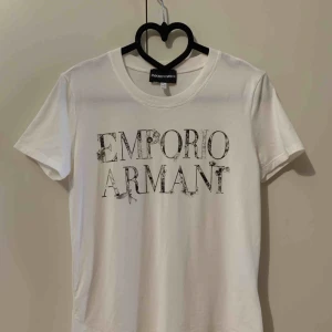  - T-shirts från Emporio Armani, 100% äkta, storlek s, fin skick, ingen fläcka. Finns i Odenplan Stockholm. Kan skicka som vanlig brev eller post med spårbar