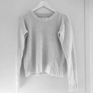  - Super snygg stickad tröja. Väldigt mysig och sticks inte alls. Bra skick och passar både S och XS (står M men skulle jag inte säga att det är). Har du några frågor eller vill ha fler bilder är det bara att skriva till mig :) Frakt betalar köparen.