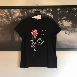  - En svart sjukt skön t-shirt från New Yorker.  Helt oanvänd och prislappen finns kvar.   Finns i Kristianstad