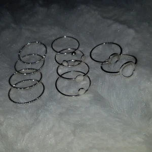  - Lite olika ringar från h&m, aldrig använt. Frakt ej inkluderat.