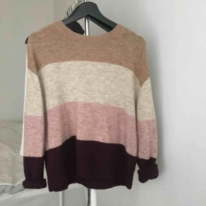  - Väldigt skön tröja i bra skick! på lappen står det XS men tycker själv den är närmare S