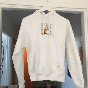  - är i storlek xs men skulle säga att den passar S och M, en vit hoodie med coolt tryck