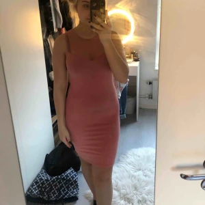  - En smutsrosa klänning som e lite längre +frakt