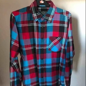  - Det står storlek S på lappen i men det är herr modell så skulle säga en L i dam. Men jag har använt den som oversize då den är as cool