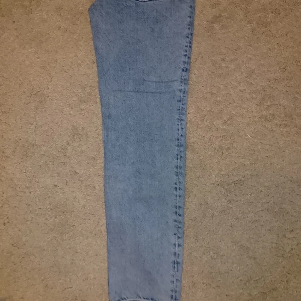 Ljusblåa mom jeans med silvriga detaljer i Nyskick från H&M. Frakt 36kr betalning via swish . Jeans & Byxor.