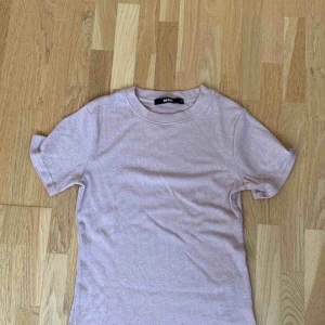  - rosa t-shirt med glitter, knappt använd 