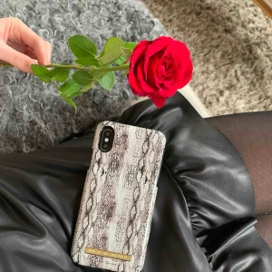  - Nytt och trendigt skal från ideal of Sweden!! helt oanvänt endast öppnat ur förpackning. Fel storlek för min telefon därför ej använt. Säljer för 130 + 39 kr frakt.