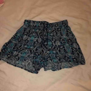  - Blå shorts i bra skick, knappt använda