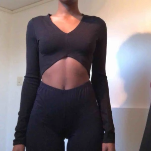  - Svart croptop från weekday, inte använd mycket 🕷