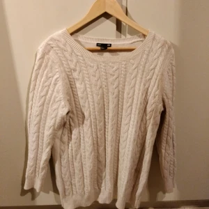  - Mjuk och fin tröja från HM. Har en liten fläck men annars helt perfekt! Lent och snällt material, stickad i fint mönster.