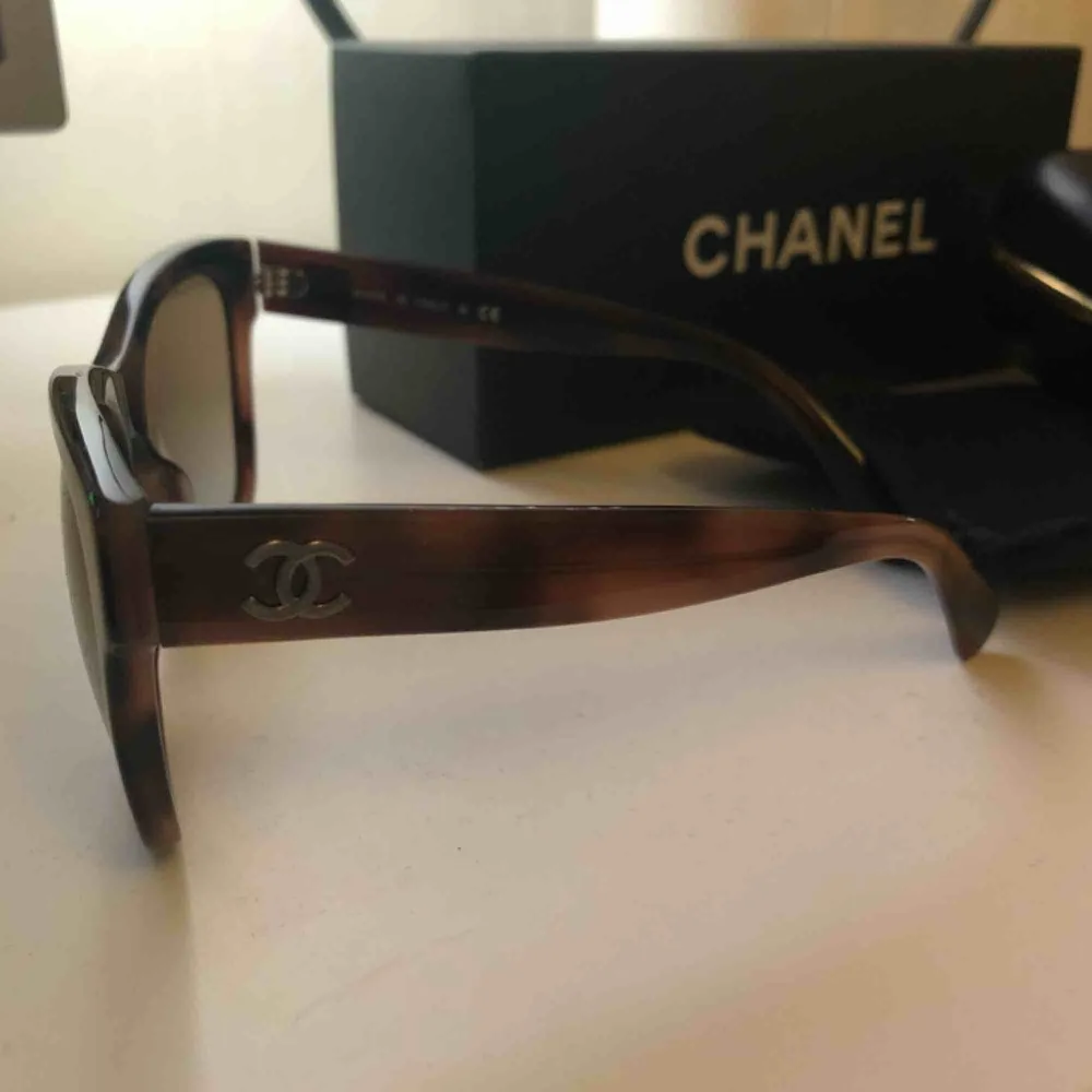 Äkta Chanel solglasögon modell 5380 som bara blivit använda ett fåtal gånger, köpte förra sommaren. Nypris 2790kr, färgen heter 1575/6E och är lite brun melerade med bruna glas. Fodral och alla tillbehör medföljer. . Accessoarer.
