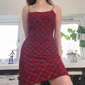  - Superfin klänning från 90-talet ♥️ Jag har den med en klämma i ryggen på bilderna och gissar att den passar bäst på någon med storlek M! Skriv gärna vid övriga frågor 💕